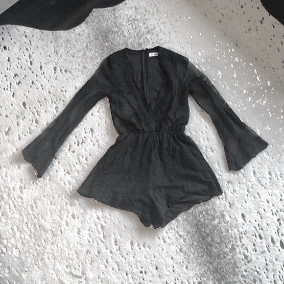 Reverse Black Deep-V romper with lace sleeves - Picture 6 of 8